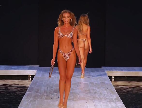 性感MVSexy Sexy Lover  Bikini Show on the T-stage 1080P 高清